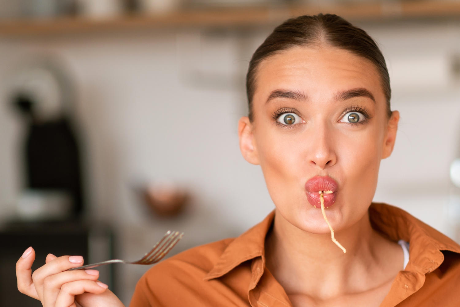Donna che mangia gli spaghetti