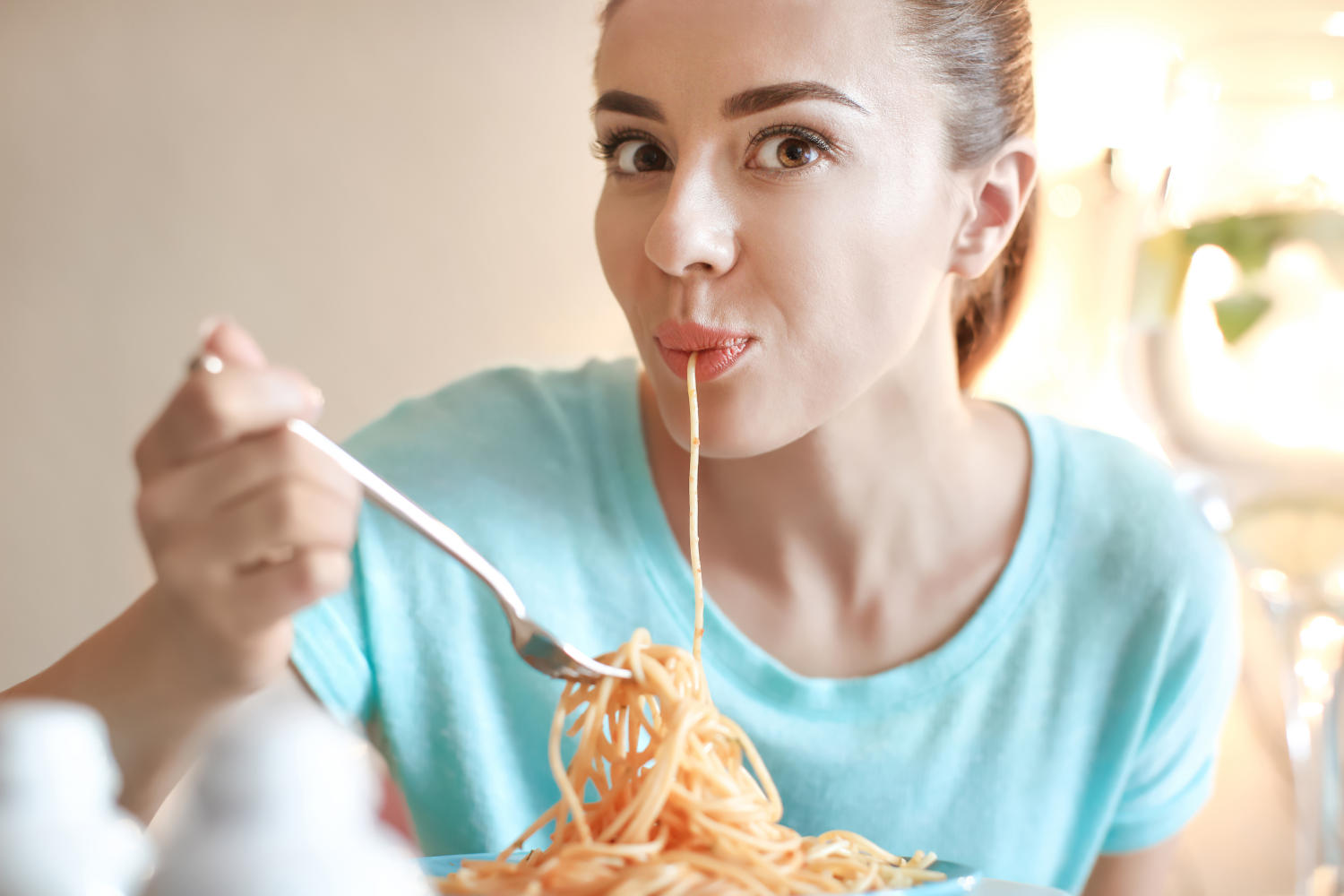 Donna che mangia pasta