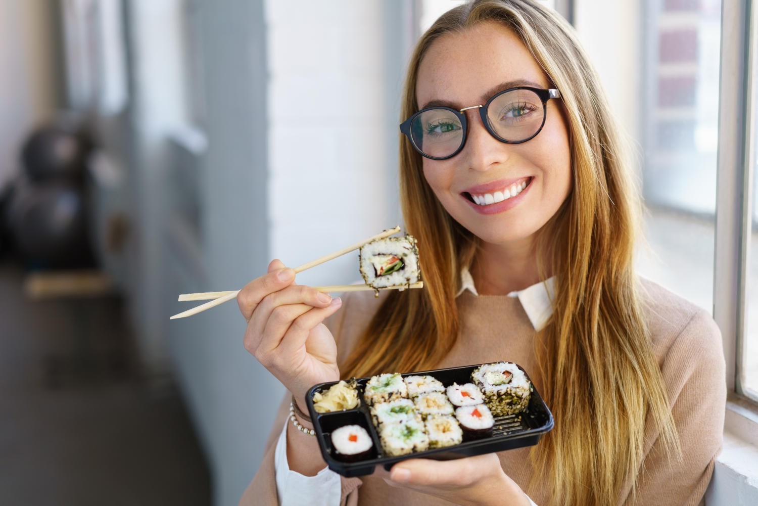 Donna che mangia sushi
