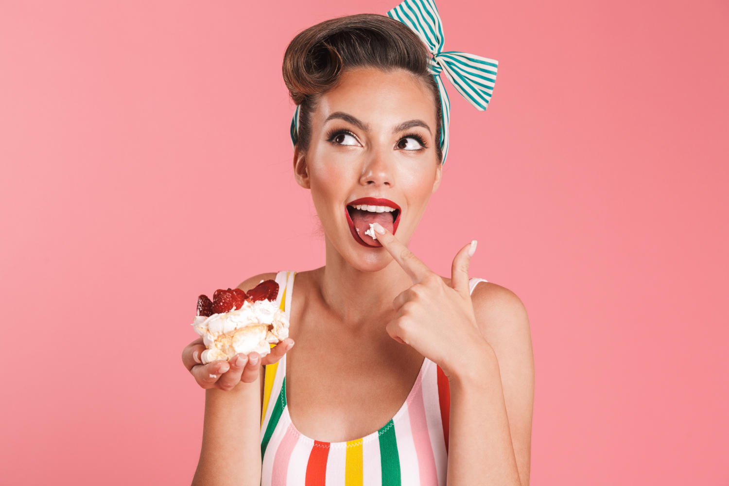 Ragazza che mangia una torta