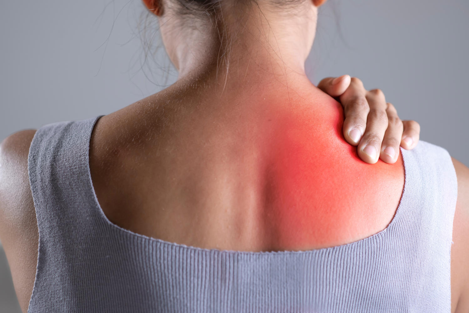 Donna che si tocca la spalla a causa del dolore alla scapola