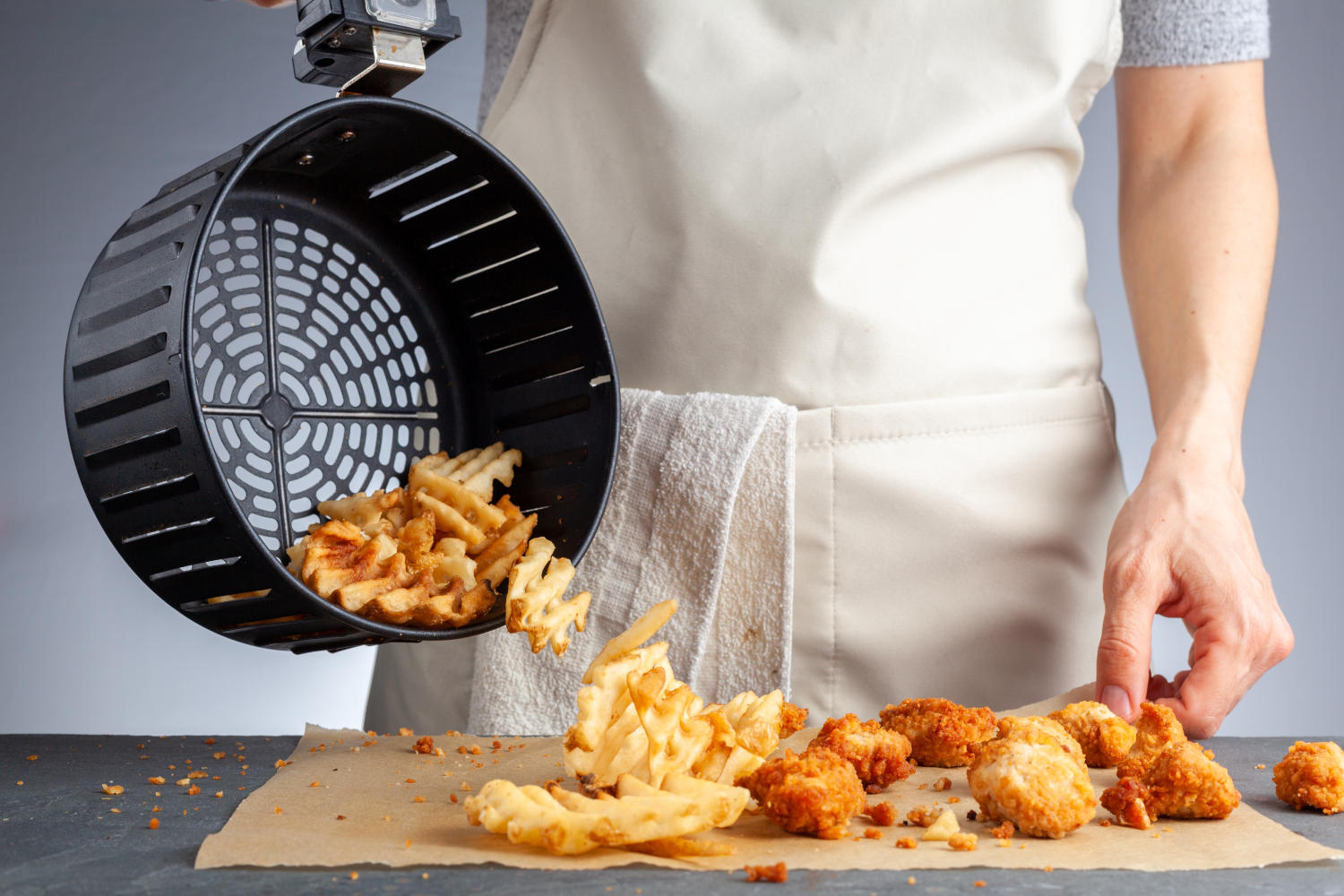 Chef versa alimenti fritti sul piano