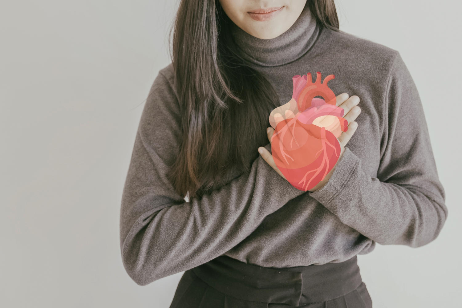 Ragazza che si tocca il petto e in sovraimpressione il disegno di un cuore