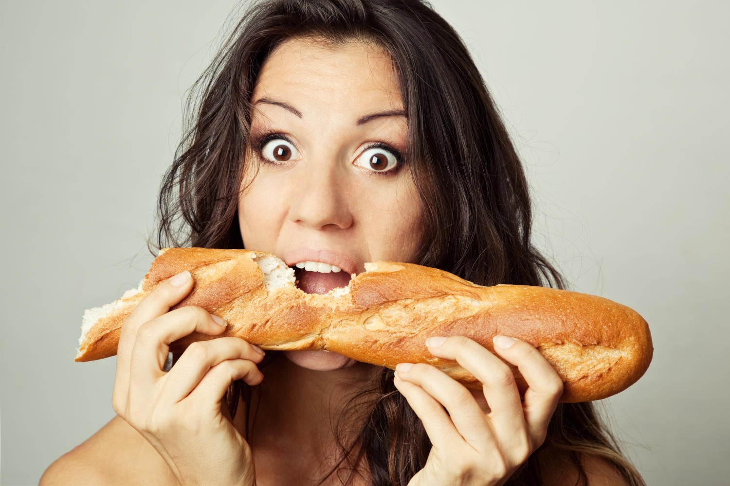 Ragazza che morsica una baguette