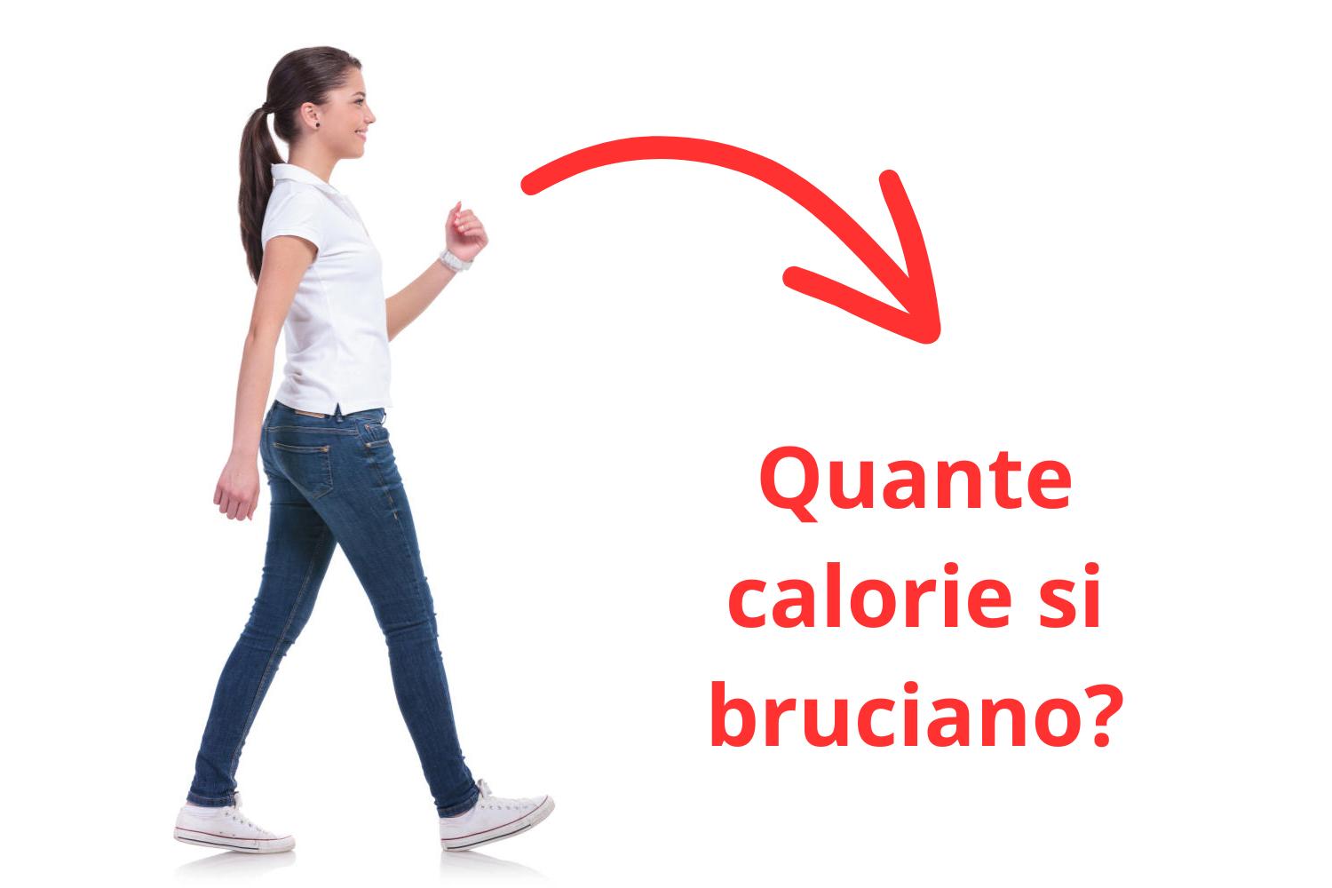 Ragazza che cammina su sfondo bianco