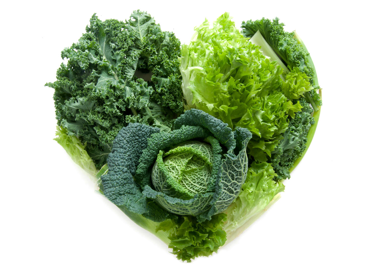 Alimenti a foglia verdi disposti a cuore