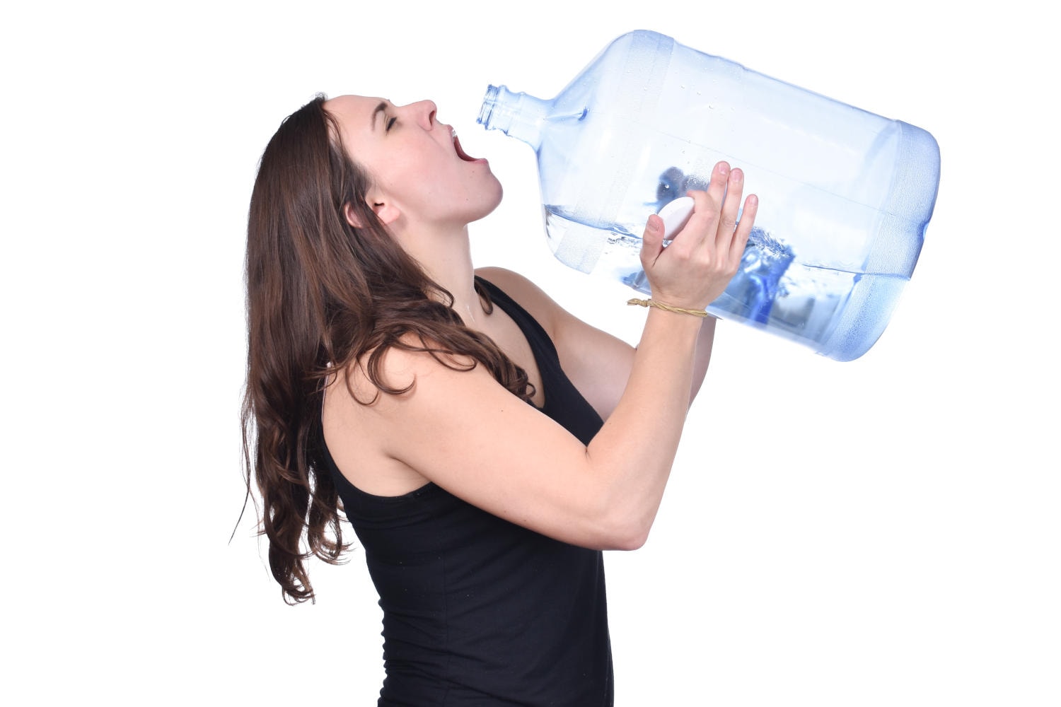 Ragazza che beve da una ricarica dei boccioni dell'acqua