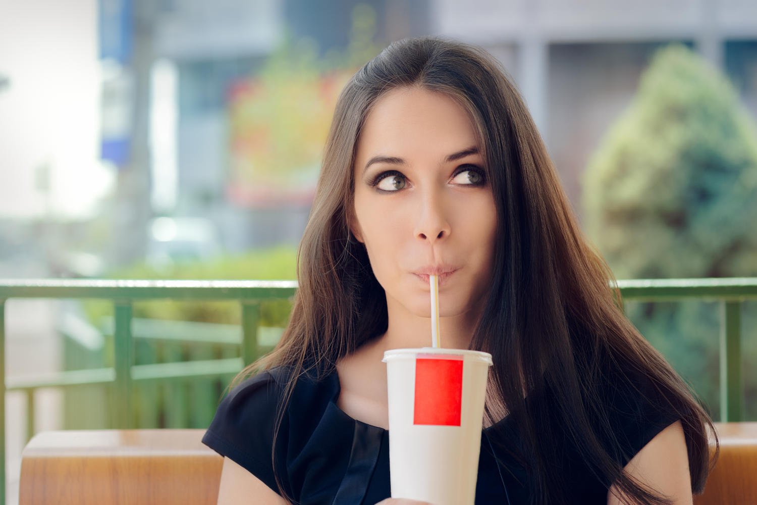 Ragazza che beve una bibita