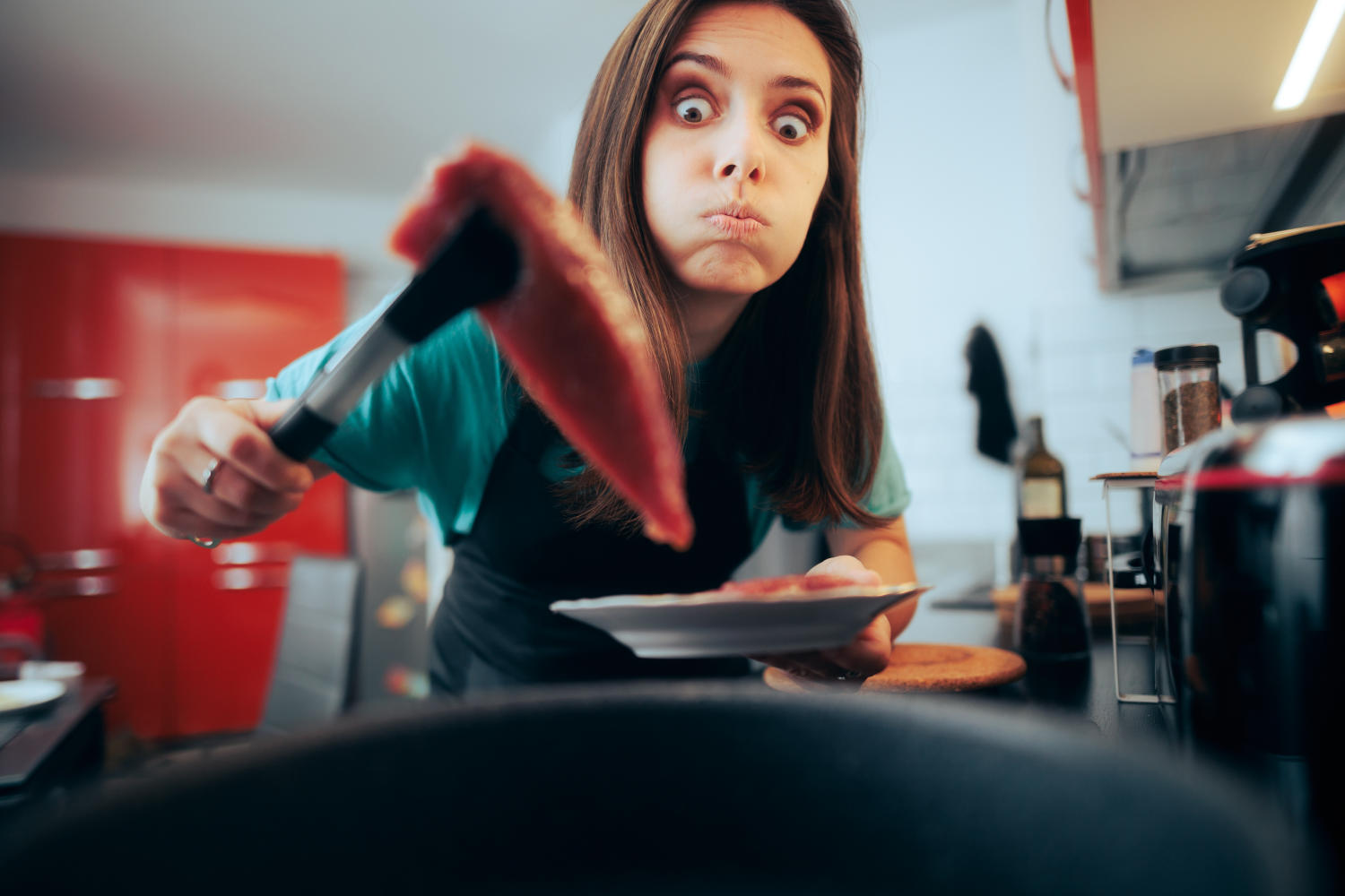 Ragazza che sta per cuocere una bistecca
