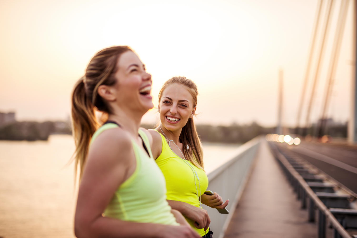 Ragazze che ridono dopo una corsa