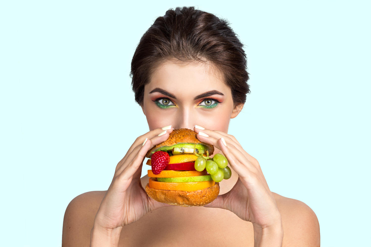 Ragazza che sta mangiare un panino farcito con la frutta