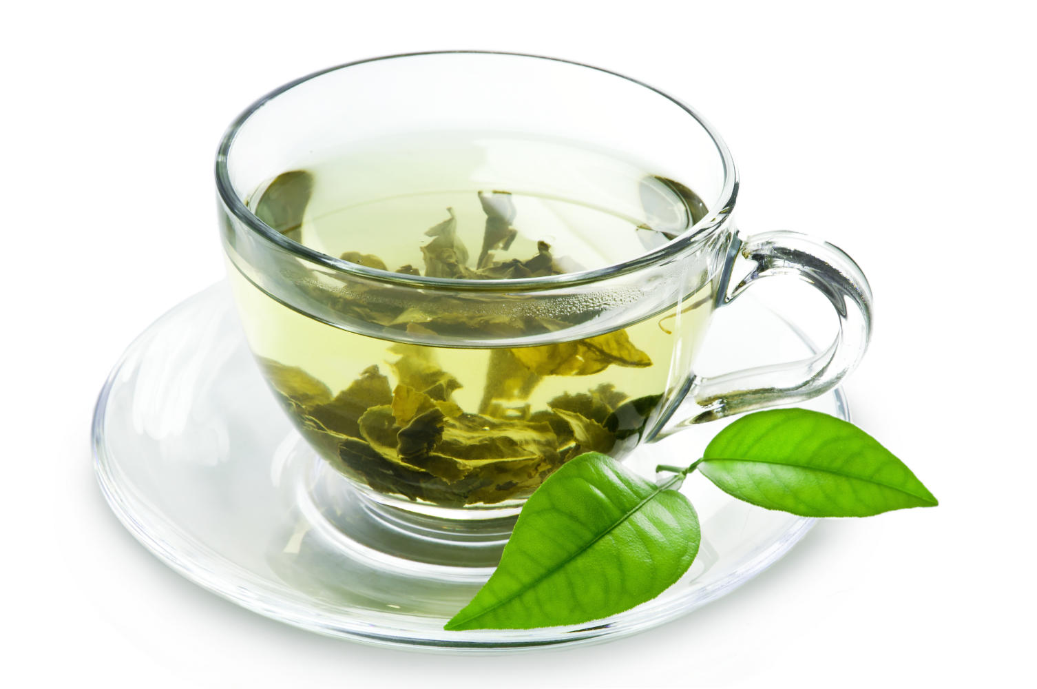 Tazza di te verde su sfondo bianco