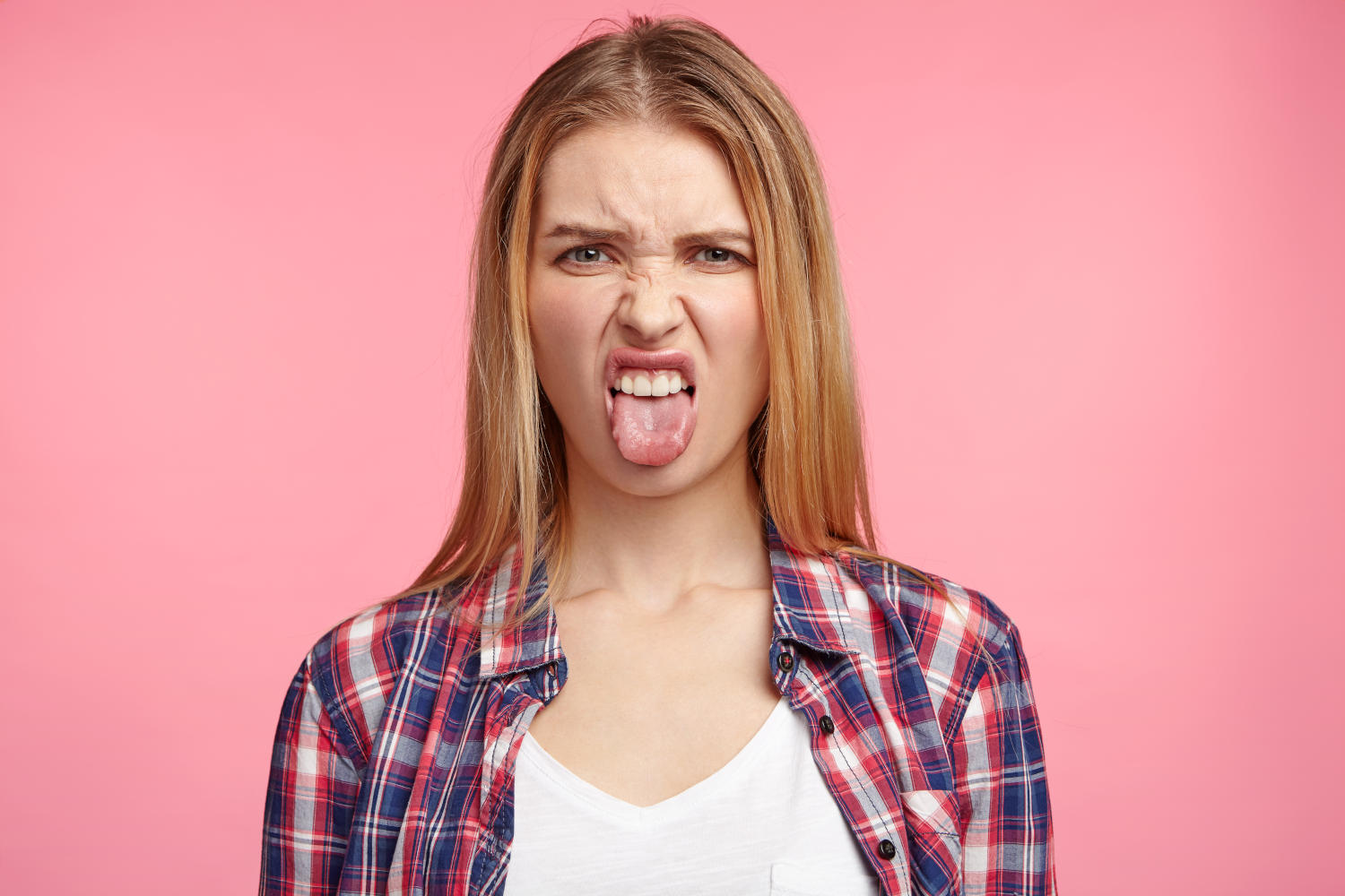 Ragazza con espressione disgustata