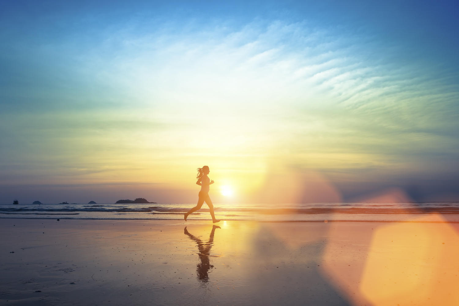 Ragazza che corre con il sole che tramonta sul lungomare
