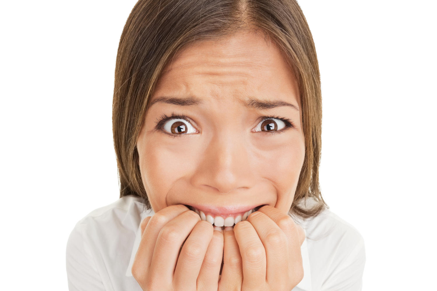 Ragazza fintamente spaventata con sguardo buffo
