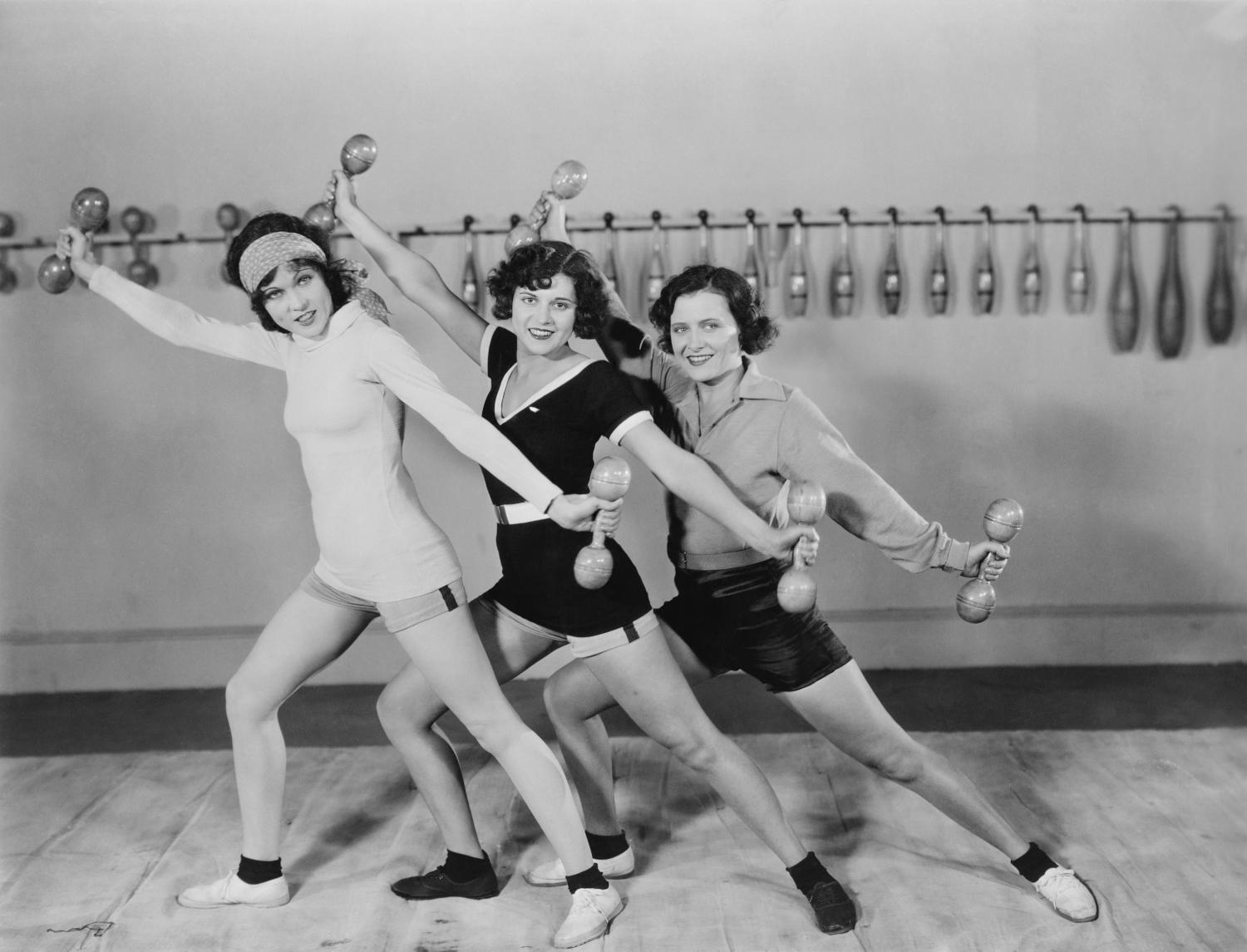 Foto d'epoca di ragazze in palestra