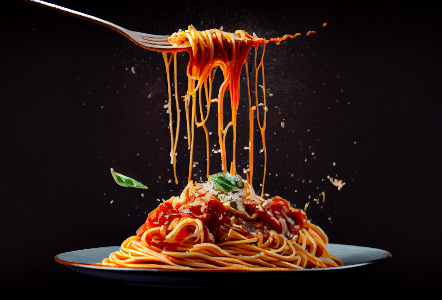 Spaghetti al pomodoro su sfondo nero