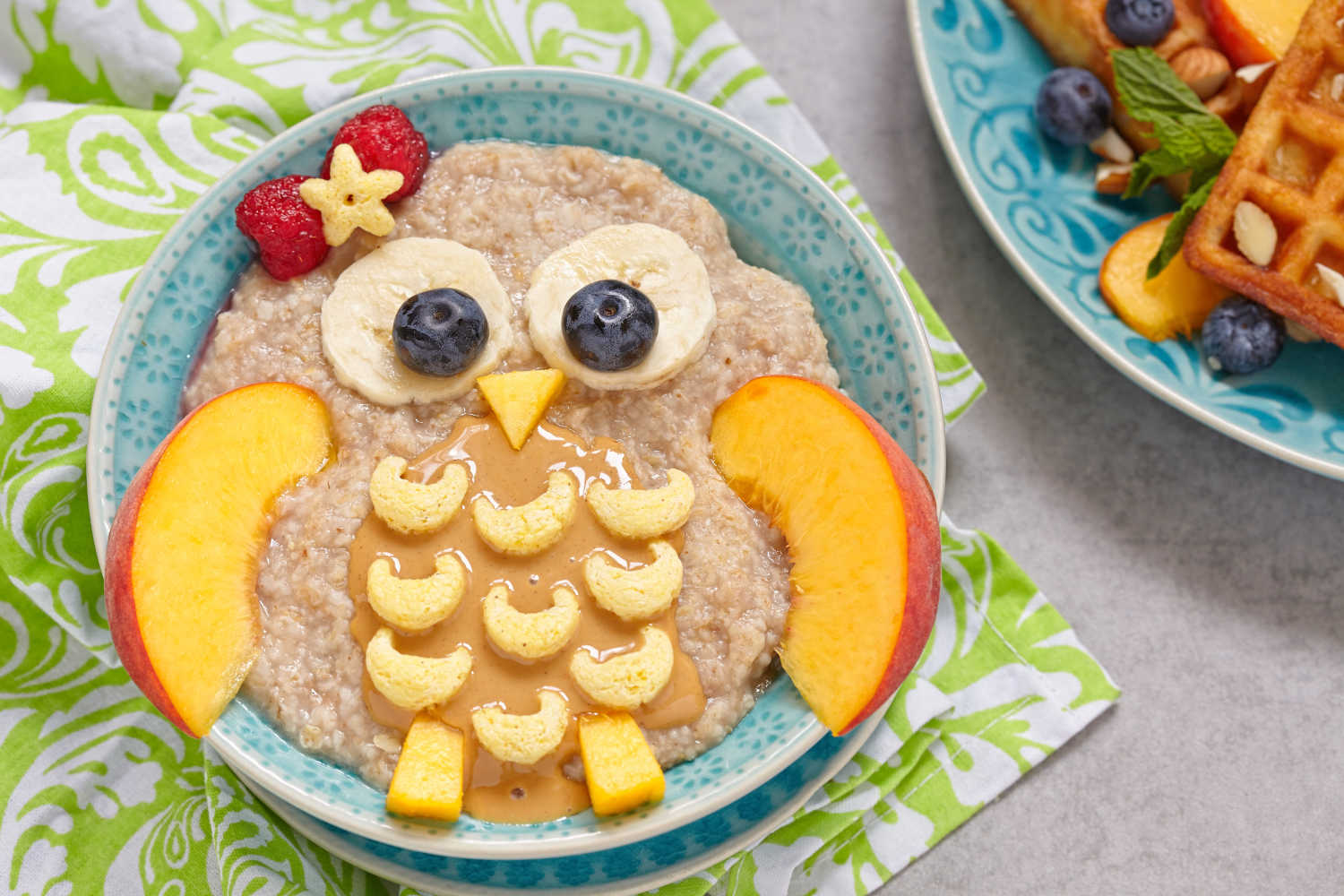 Porridge decorato con frutta a disegnare un gufo