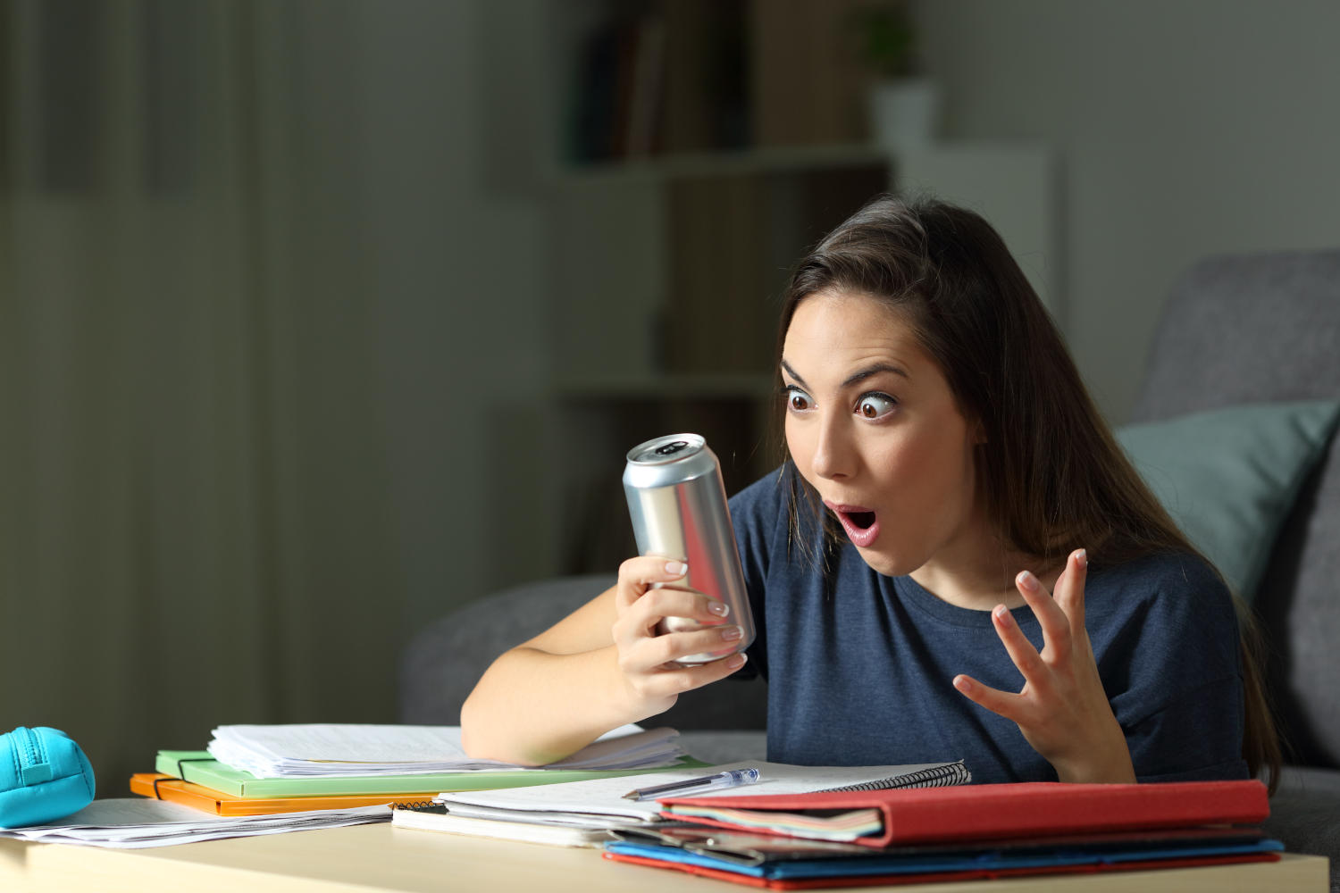 Ragazza che legge gli ingredienti di una lattina con sguardo stupito