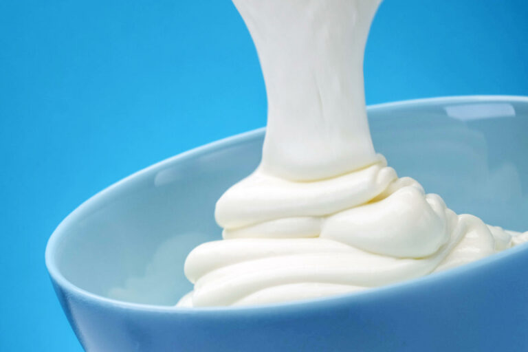 Yogurt di soia in tazza azzurra