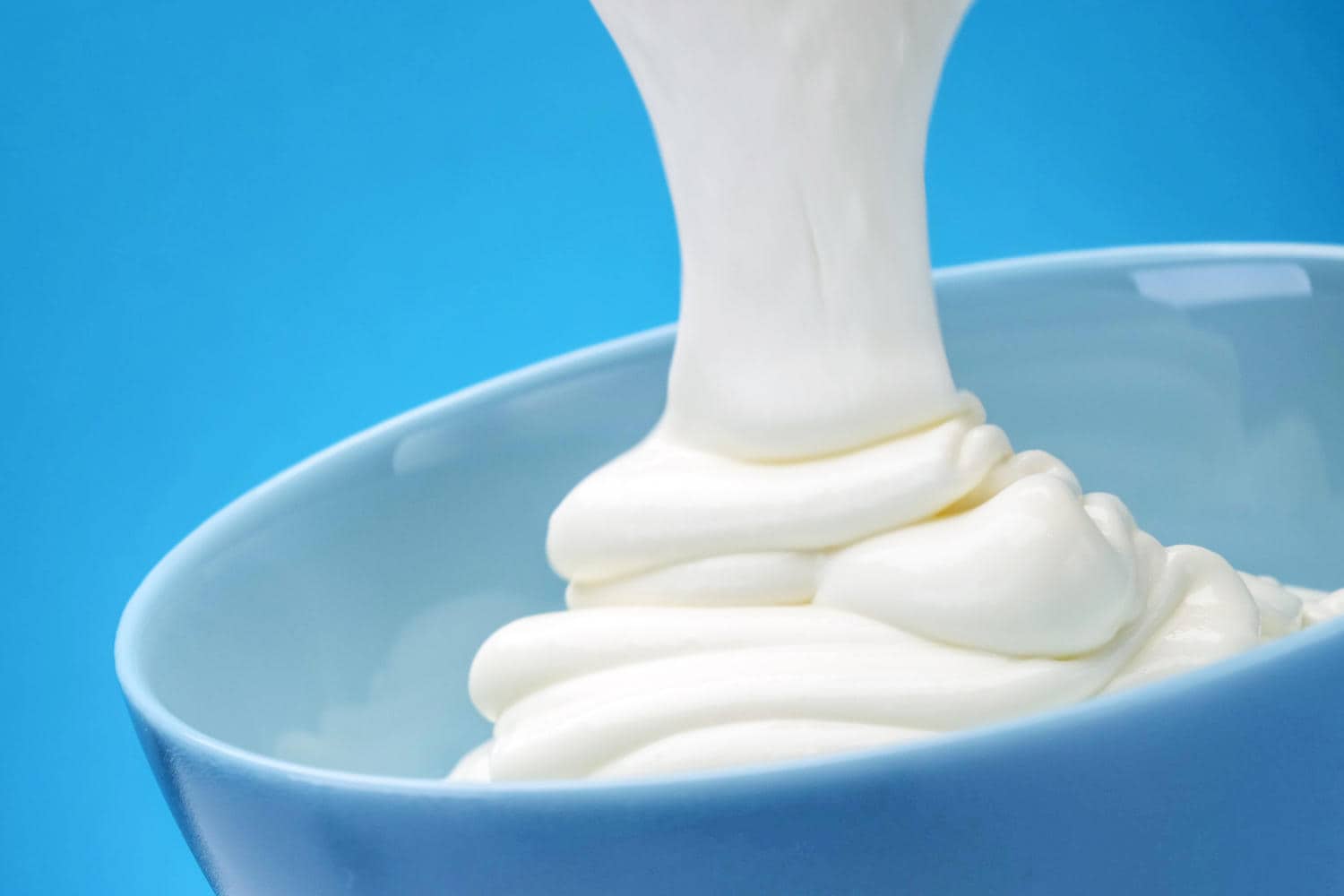 Yogurt greco in tazza azzurra