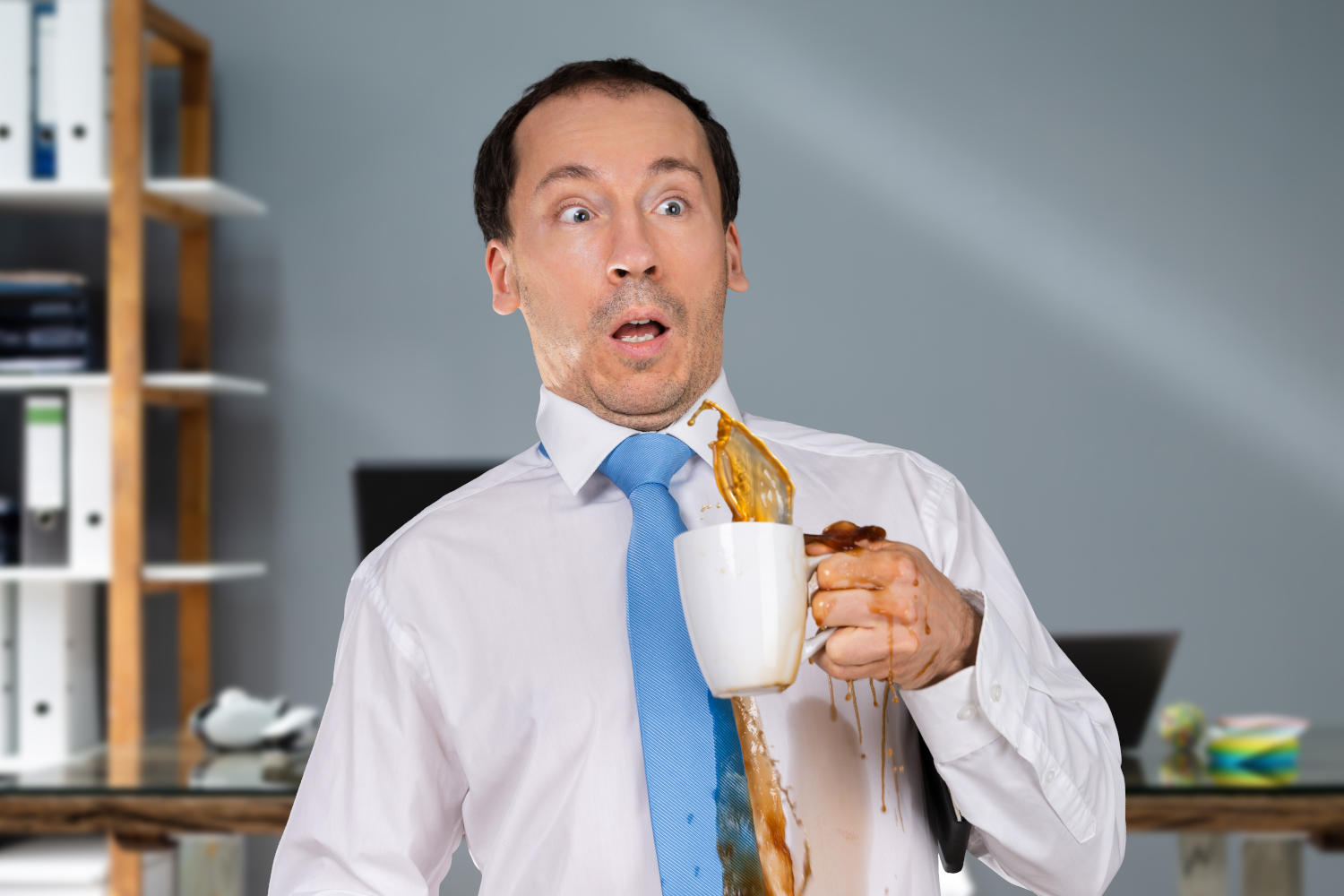 Uomo si versa addosso del caffè