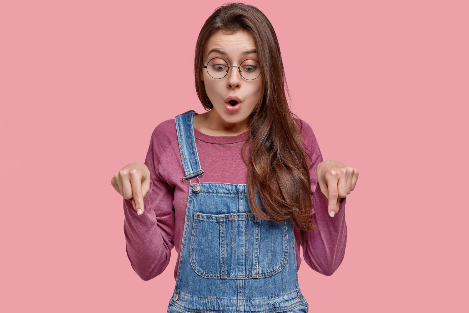 Ragazza che indica verso il basso