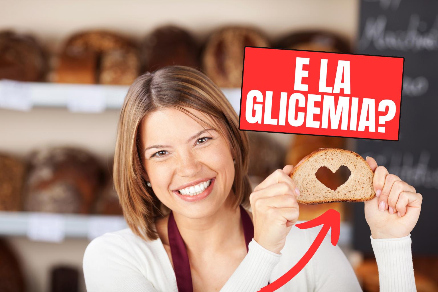 Donna che mostra una fetta di pane con intagliato un cuore