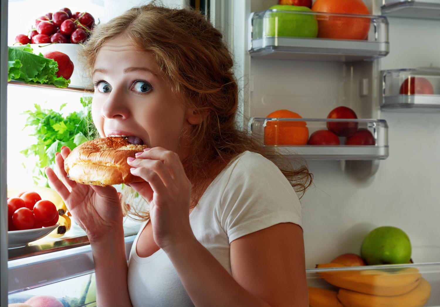 Ragazza che mangia un dolce con sguardo colpevole