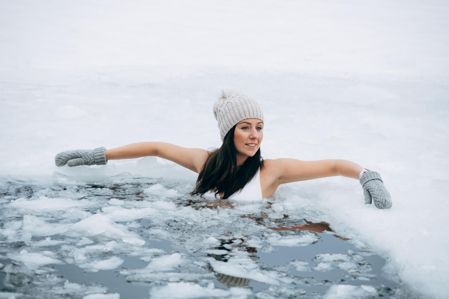 Donna che fa un bagno nell'acqua ghiacciata