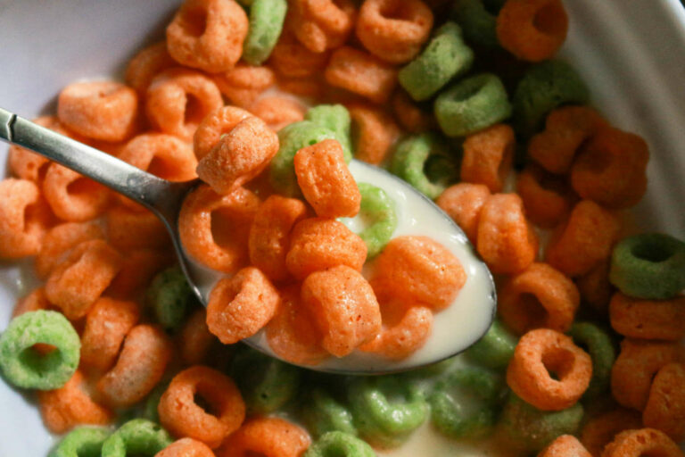 Cereali verdi e arancioni per la prima colazione