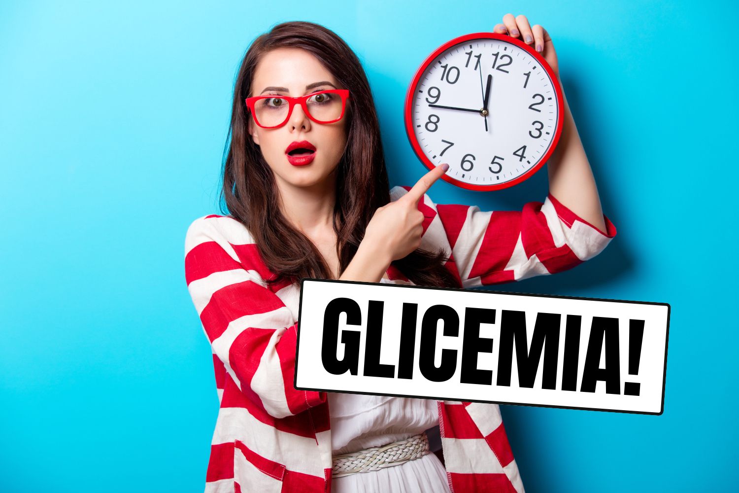 Ragazza che indica un orologio
