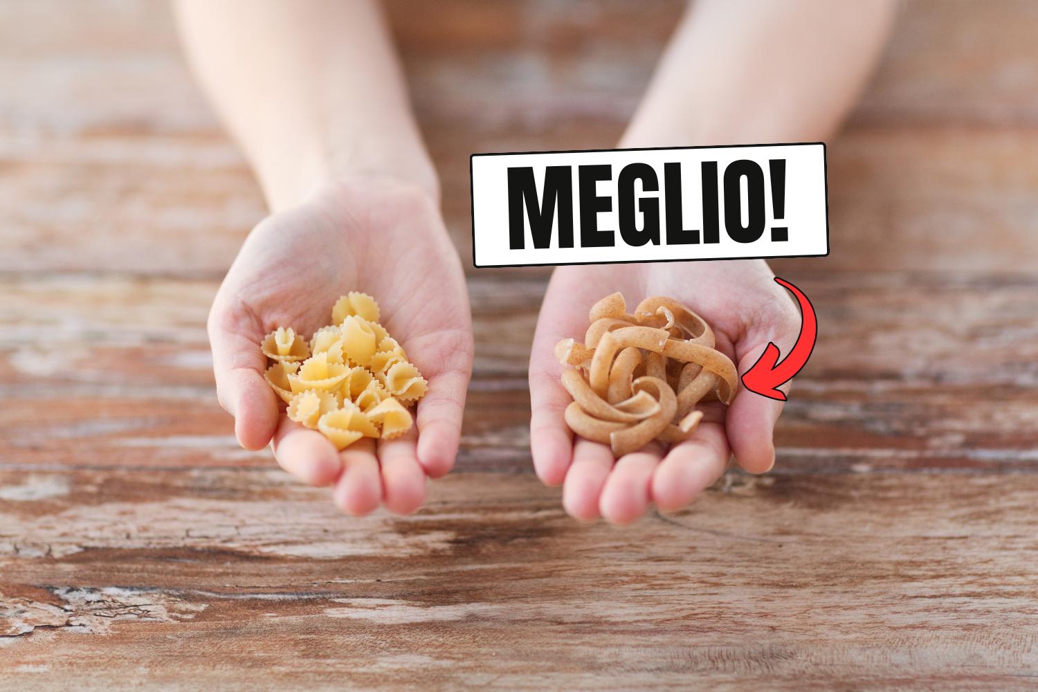 Mani che tengono pasta raffinata e integrale, con la scritta "meglio" sulla seconda