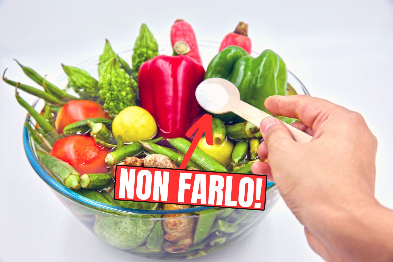 Verdura in ammollo e una mano che aggiunge bicarbonato