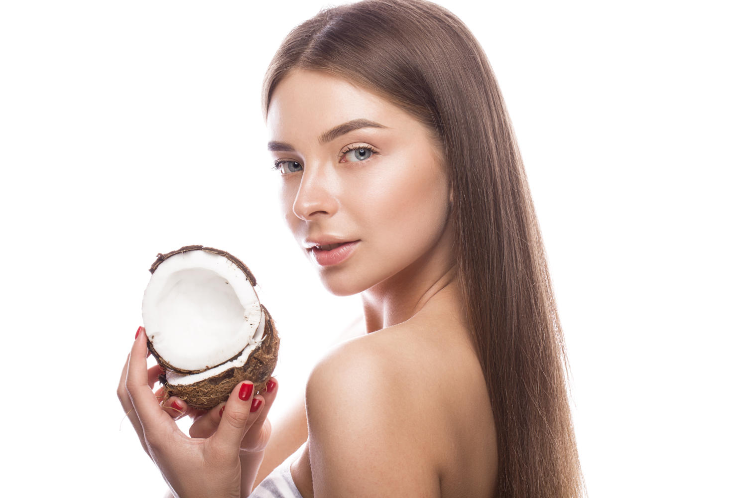 Ragazza con in mano una noce di cocco aperta