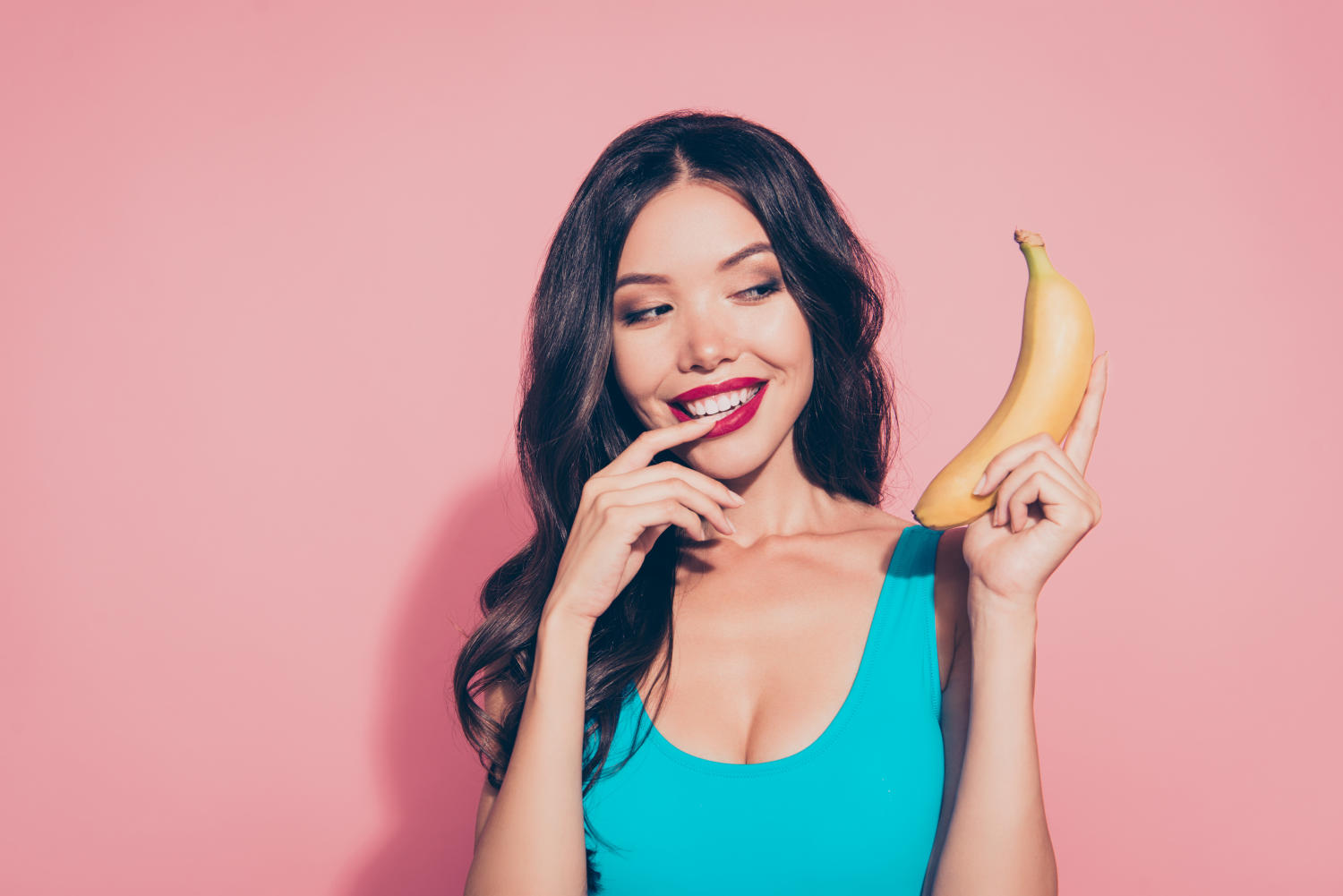 Ragazza che guarda una banana