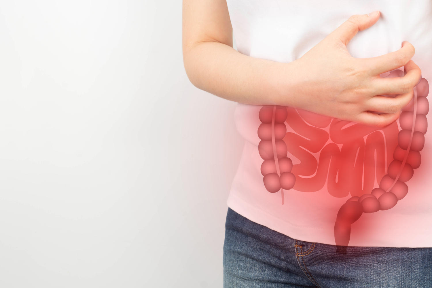 Primo piano dell'addome di una donna, intestino infiammato in sovraimpressione