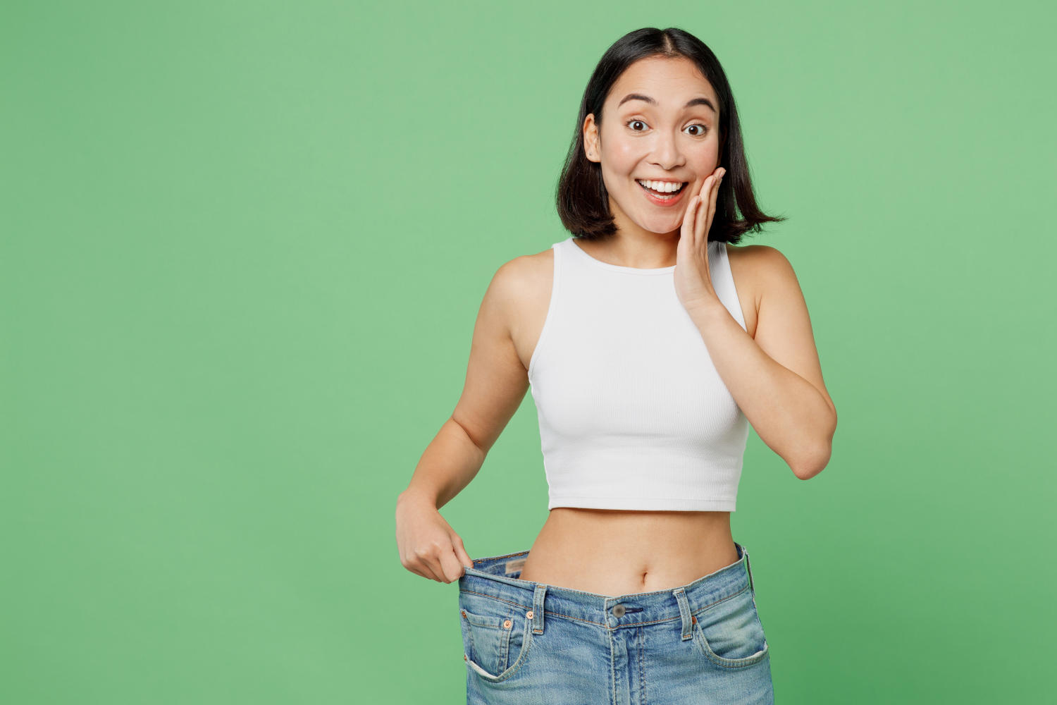 Ragazza con pantaloni troppo larghi dopo aver perso peso