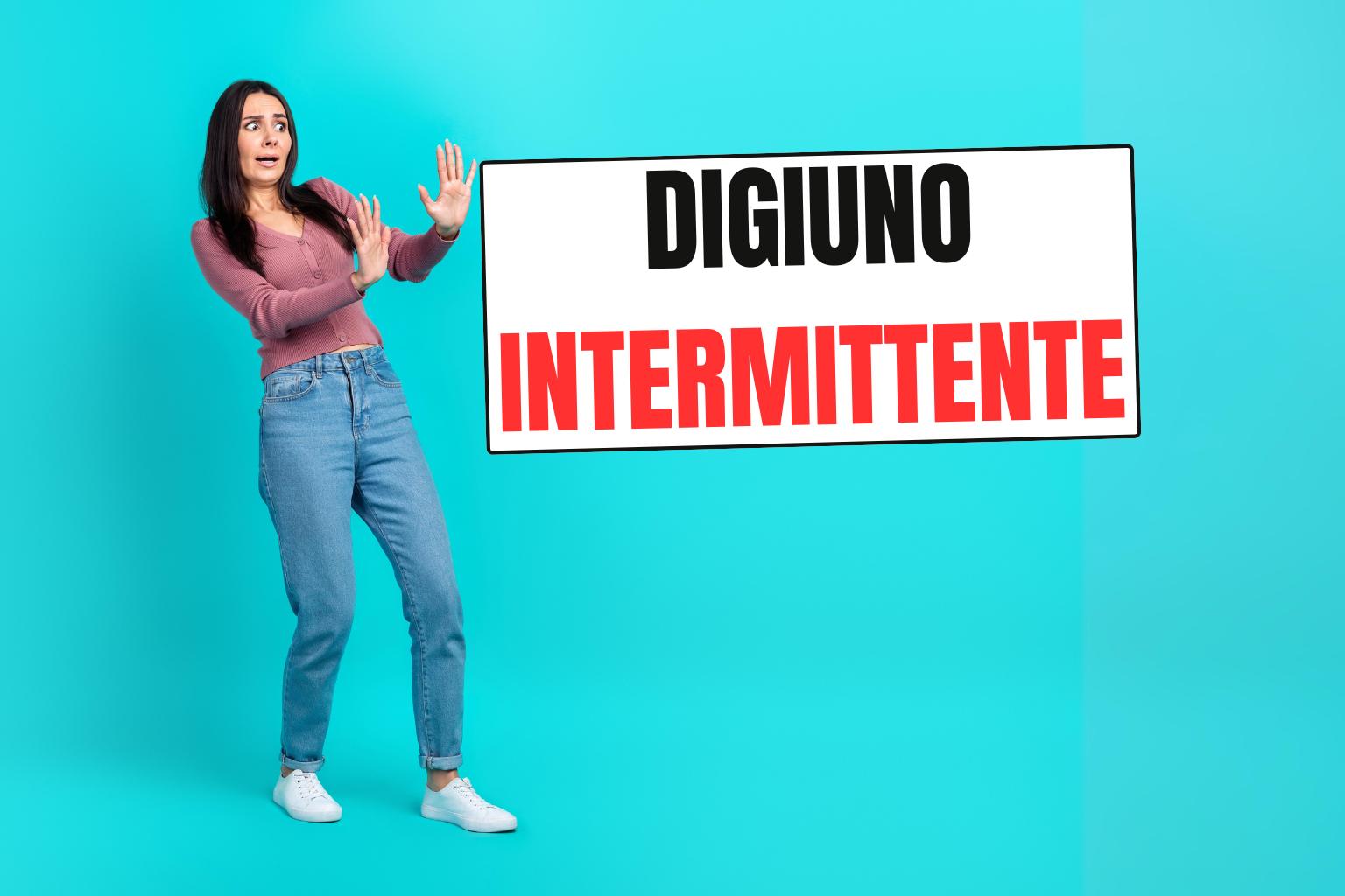 Ragazza che si oppone a una scritta "Digiuno intermittente"