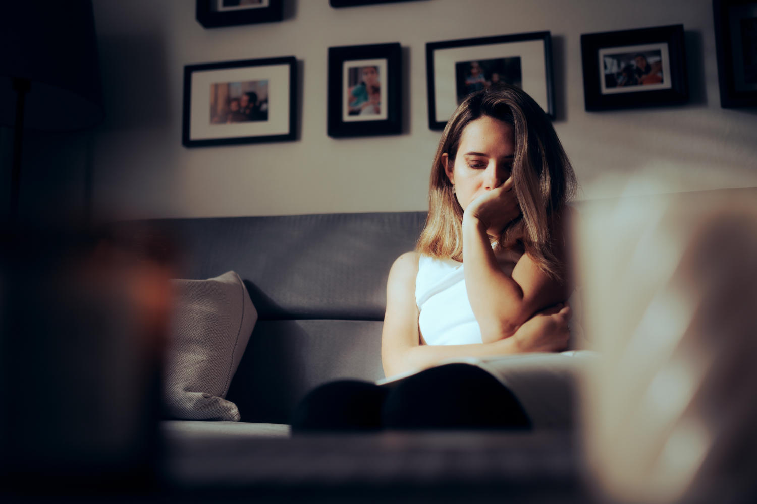 Donna depressa, affetta da dolore cronico