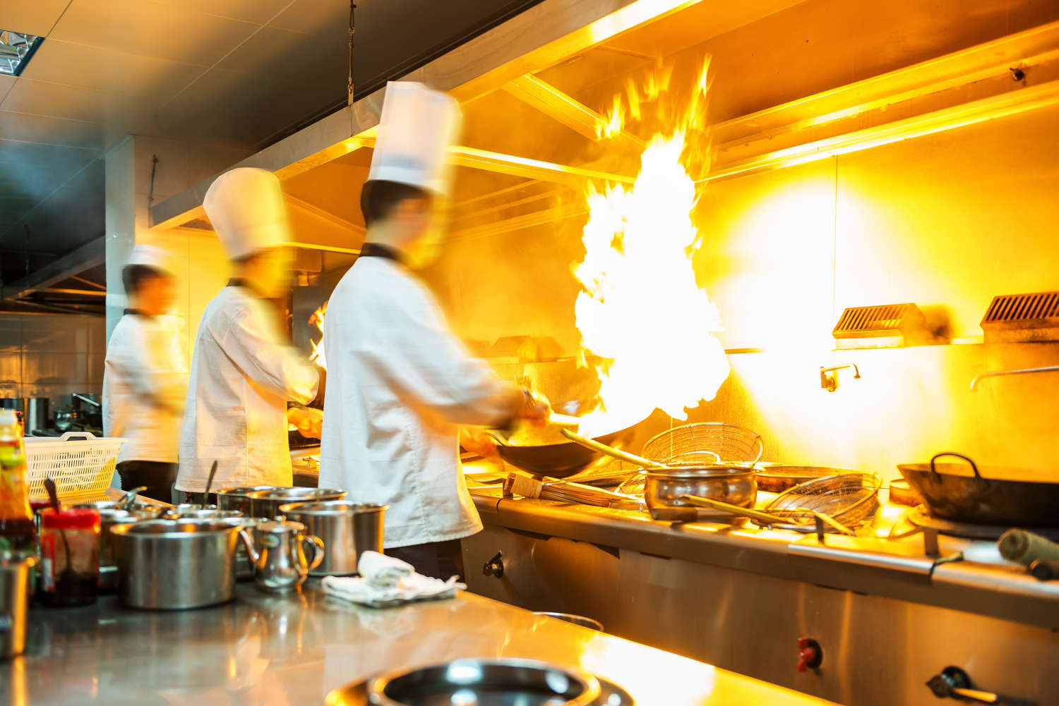 Cuochi professionisti alle prese con padelle infuocate