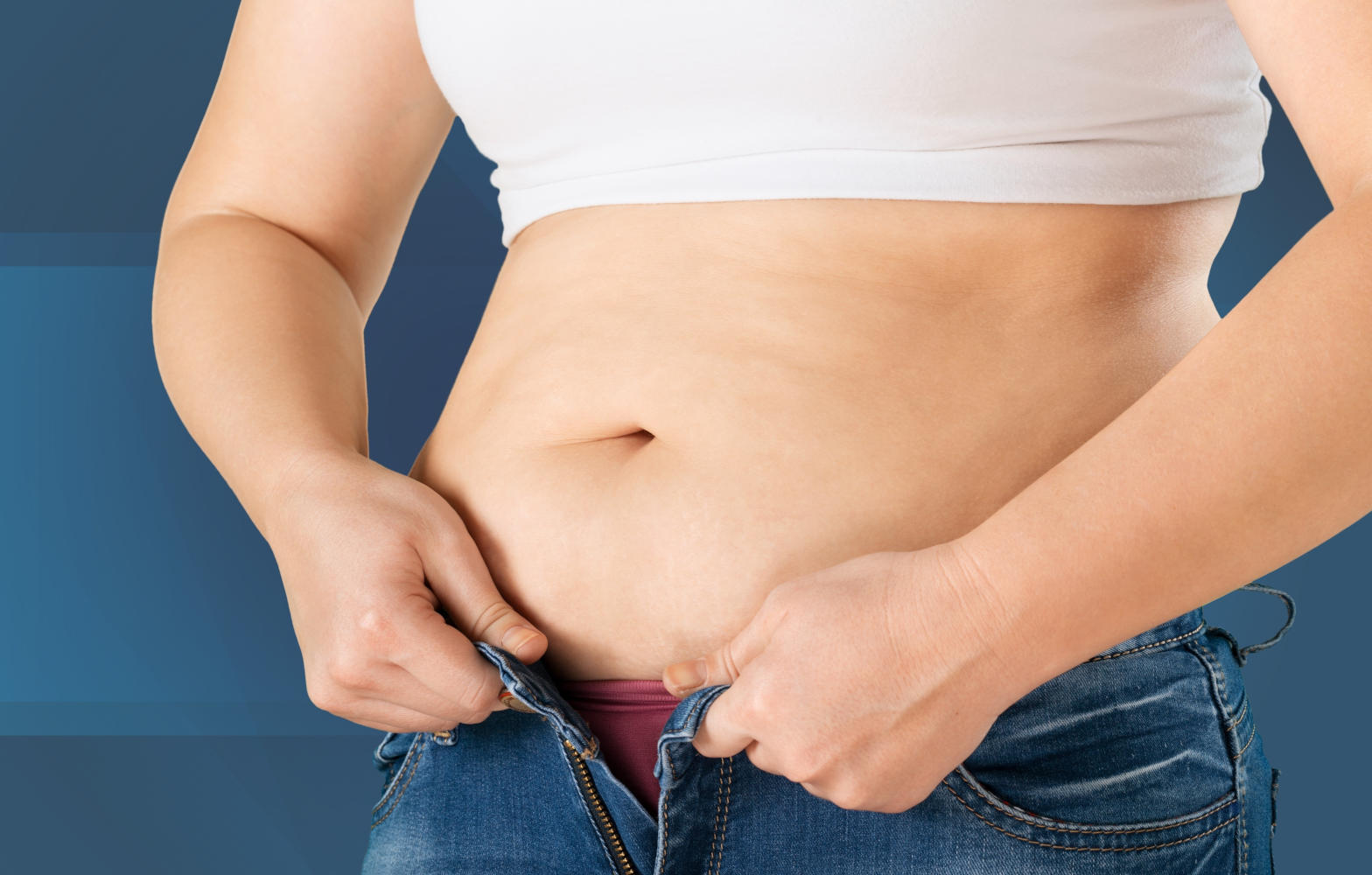 Gonfiore addominale su donna che non allaccia jeans