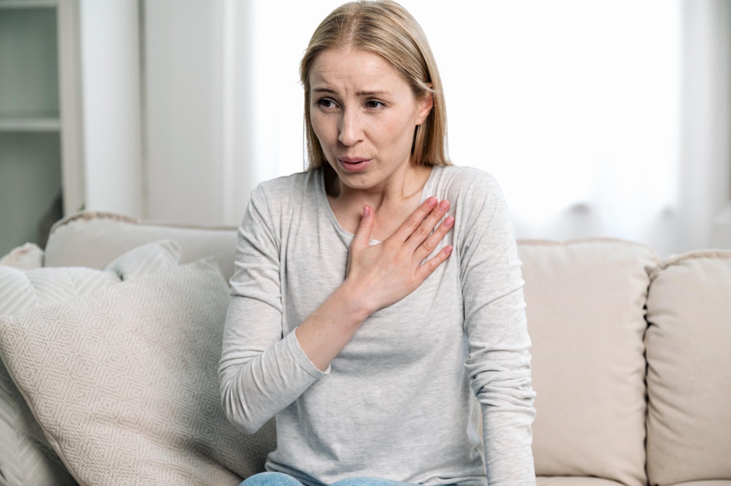 Donna preoccupata che si tocca il petto