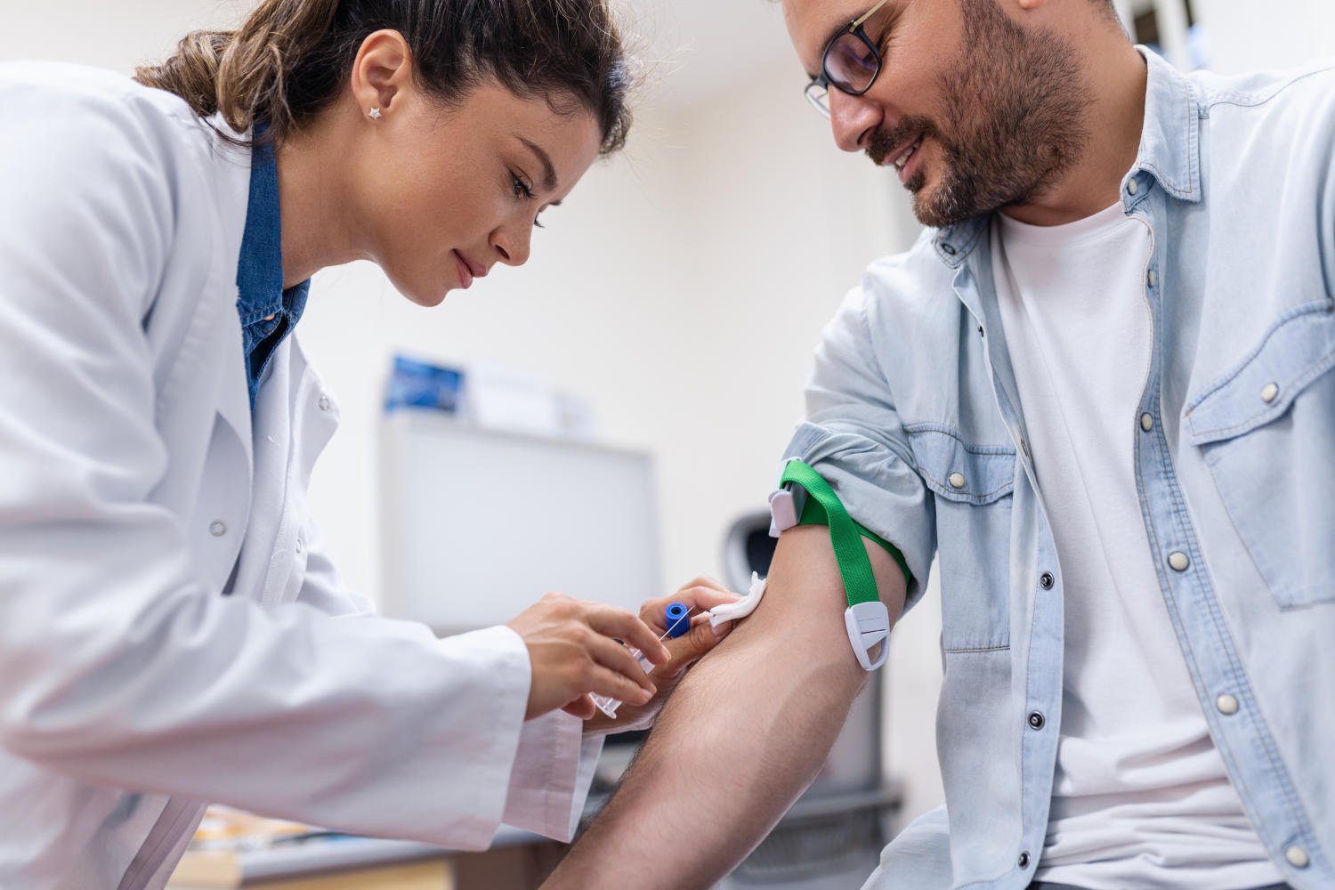 Infermiera preleva sangue da un paziente