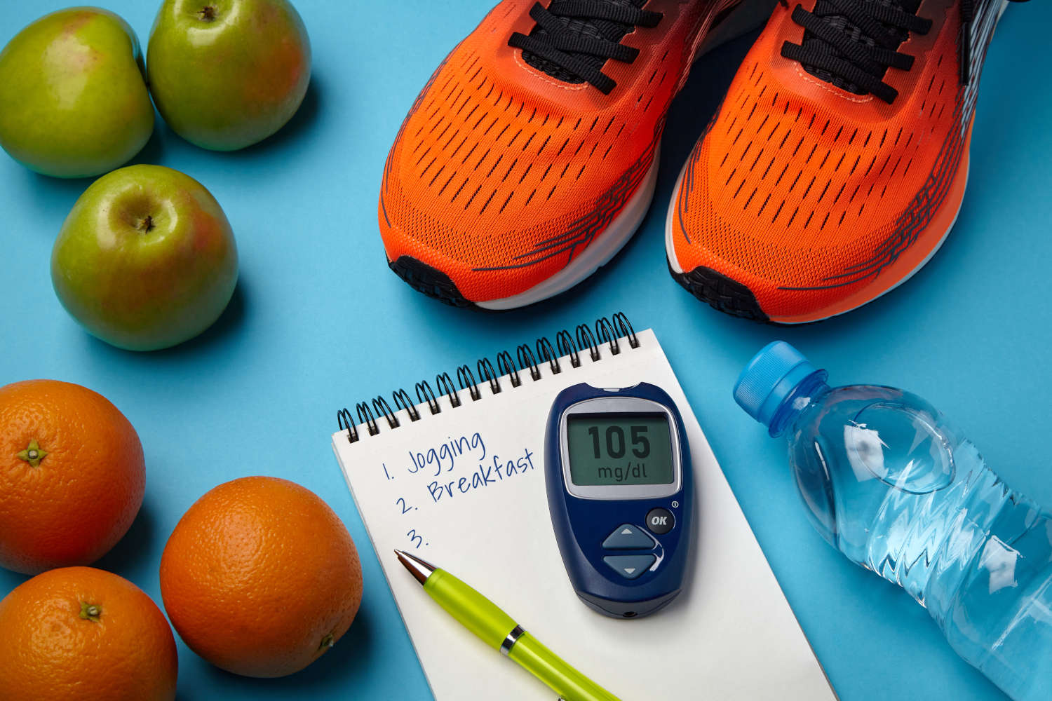 Attivit&agrave; fisica e dieta sana per prevenire l'insulino resistenza (in foto si vedono frutta, scarpe da corsa, ...)