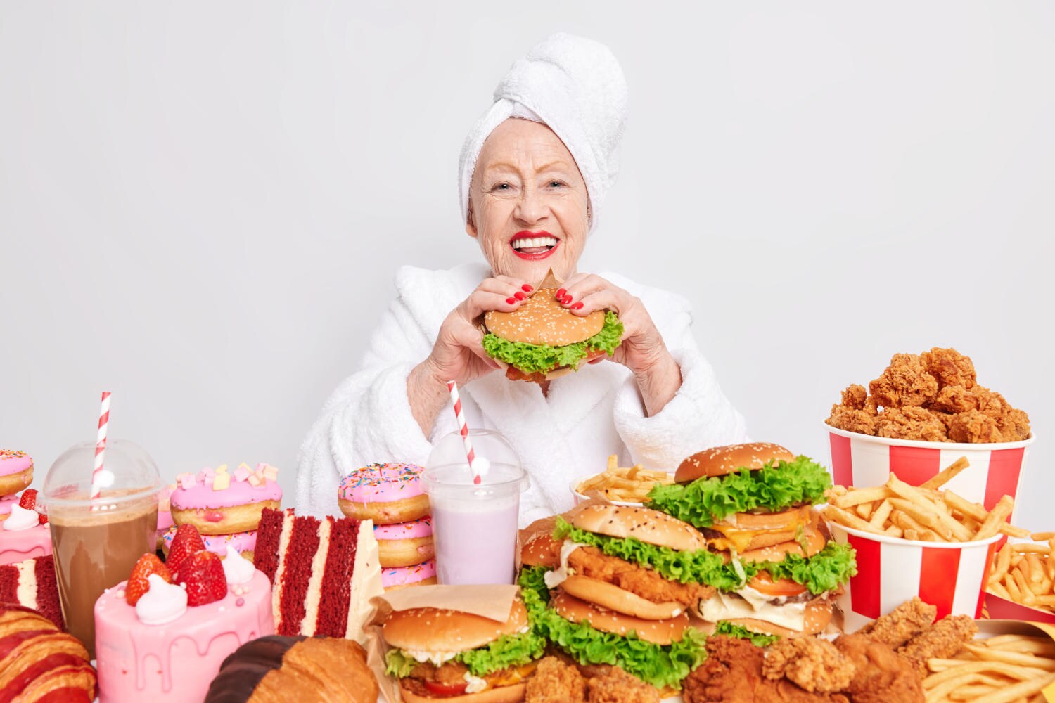 Donna circondata da alimenti tipici della dieta occidentale