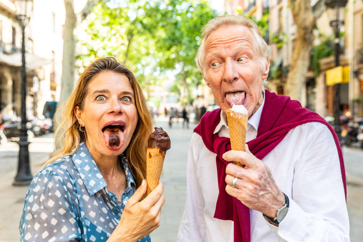 Coppia che pranza con un gelato e ride alla camera