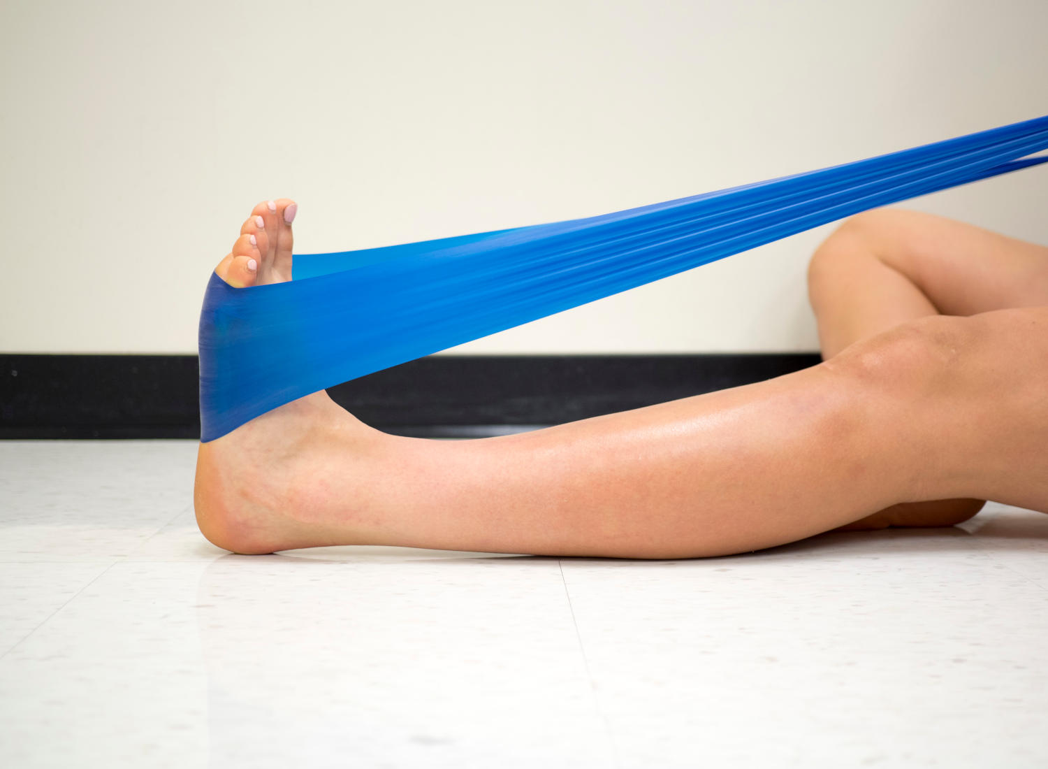 Uso della banda elastica per allungare i muscoli della gamba