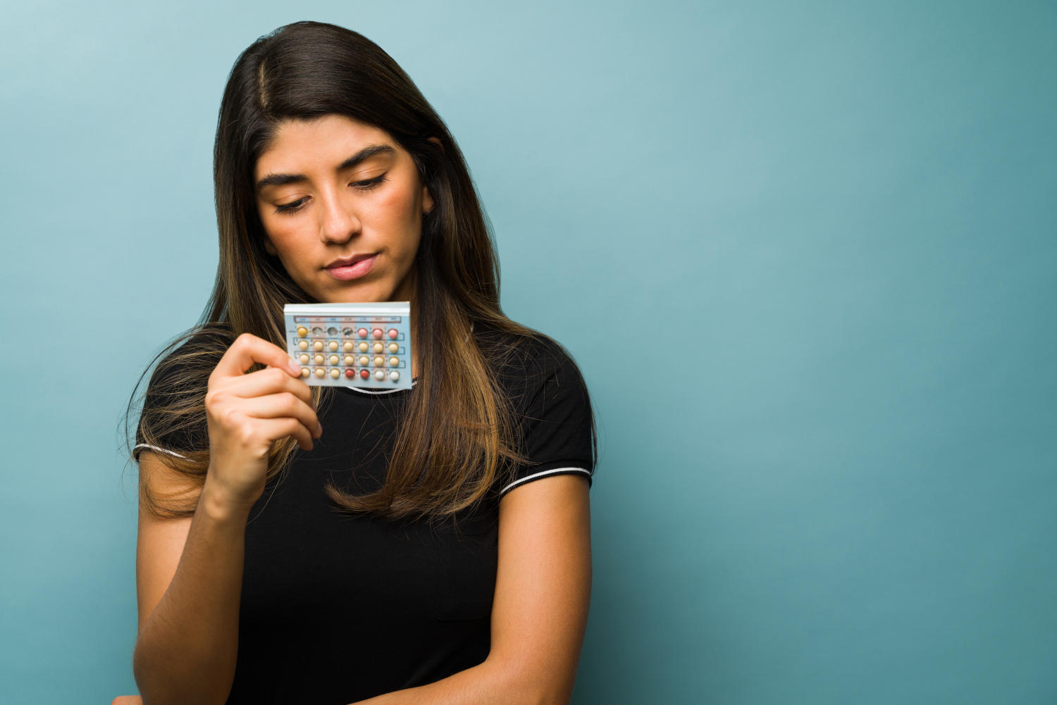 Ragazza legge il retro di un blister di pillole