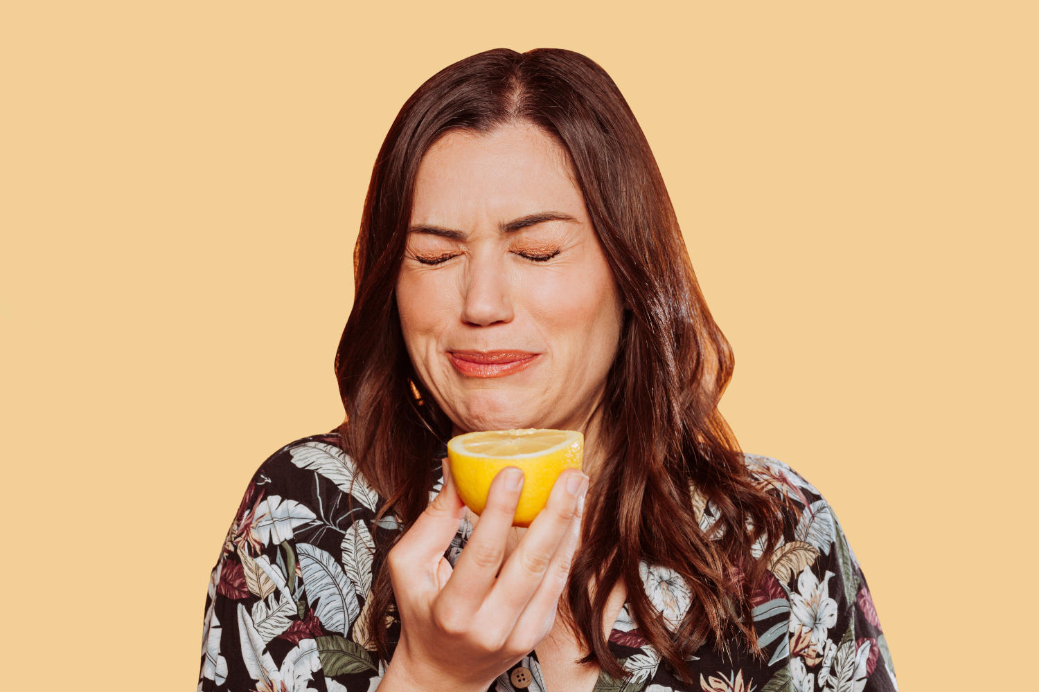 Ragazza che mangia limone